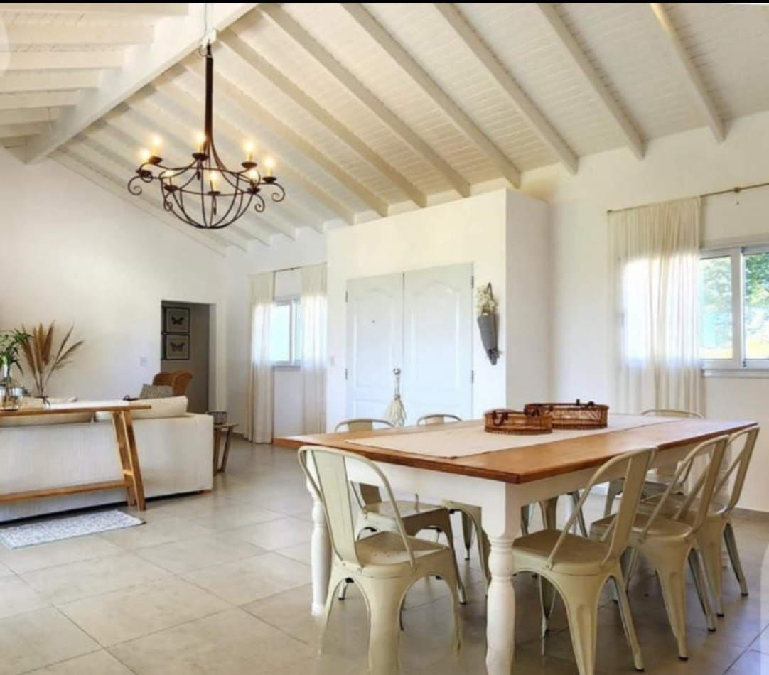 PROPIEDAD EN VENTA DE 4 AMBIENTES CON UN MAJESTUOSO PARQUE. PISCINA Y SOLARIUM EN EL EXCLUSIVO CLUB DE CAMPO LA RESERVA ESCONDIDA - AREA 60 
