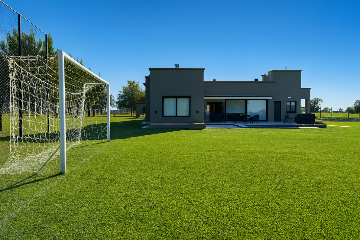 PROPIEDAD DE 4 AMBIENTES AMOBLADA, CON PISCINA, QUINCHO Y CANCHA DE FUTBOL PRIVADA, EN EL CLUB DE CAMPO LA RESERVA ESCONDIDA - AREA 60 
