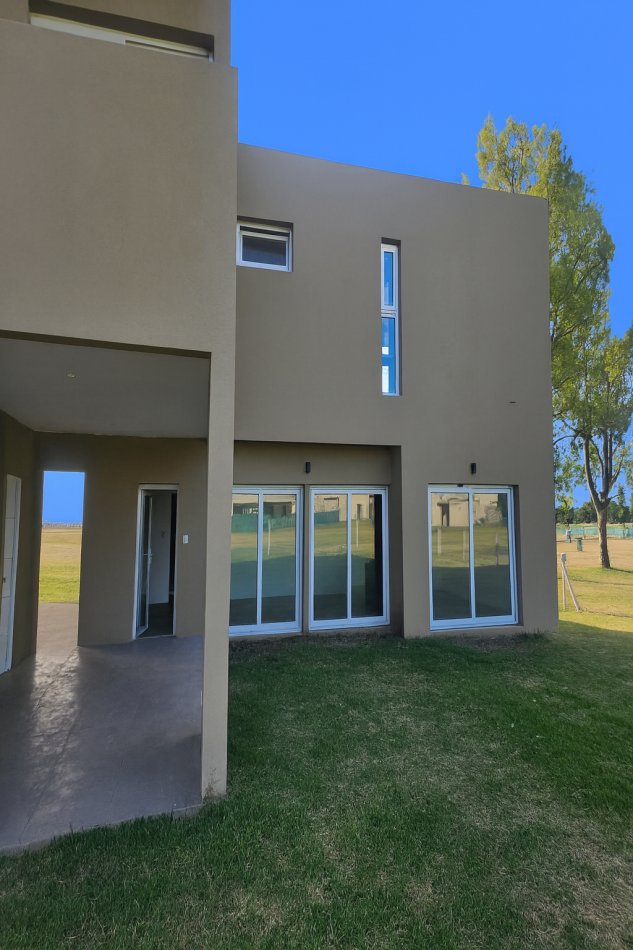 EXCELENTE PROPIEDAD DE 2 PLANTAS CON PISCINA Y MAJESTUOSO PARQUE EN CLUB DE CAMPO " LA VICTORIA POLO COUNTRY CLUB "- AREA 60