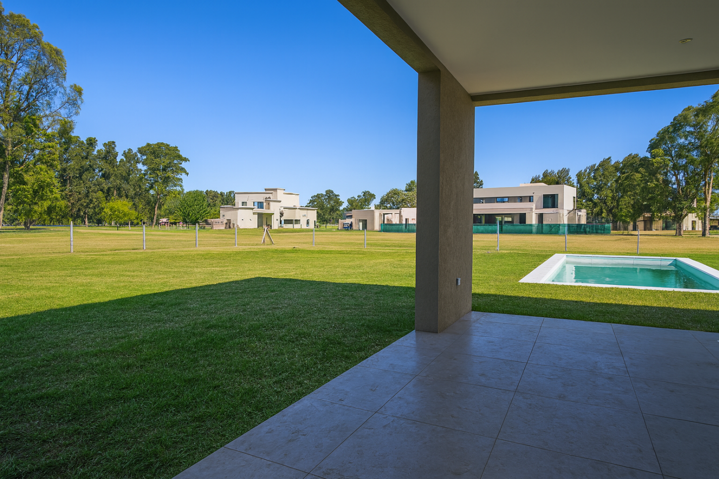 EXCELENTE PROPIEDAD DE 2 PLANTAS CON PISCINA Y MAJESTUOSO PARQUE EN CLUB DE CAMPO " LA VICTORIA POLO COUNTRY CLUB "- AREA 60
