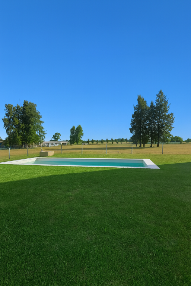 EXCELENTE PROPIEDAD DE 2 PLANTAS CON PISCINA Y MAJESTUOSO PARQUE EN CLUB DE CAMPO " LA VICTORIA POLO COUNTRY CLUB "- AREA 60