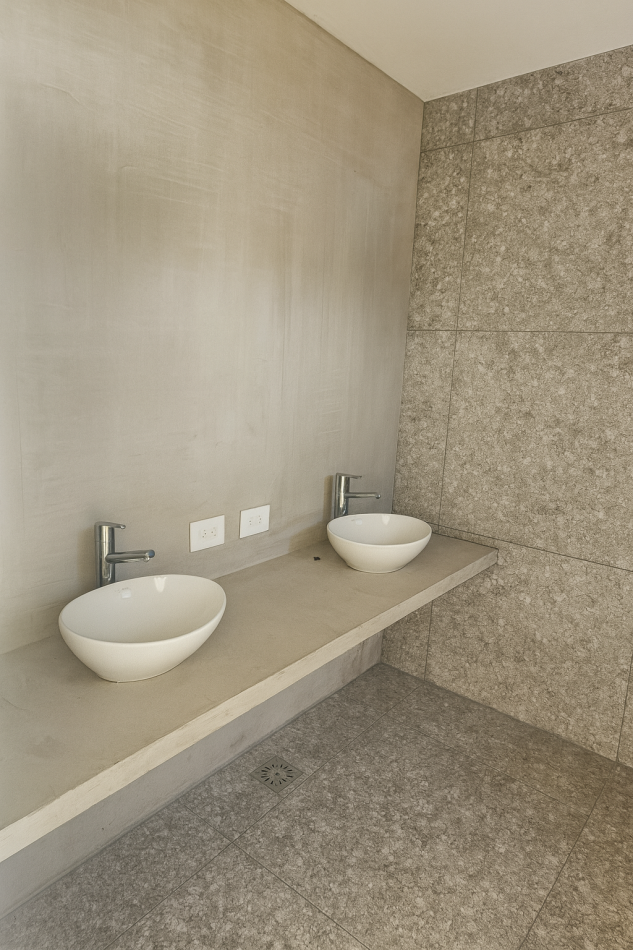 EXCELENTE PROPIEDAD DE 2 PLANTAS CON PISCINA Y MAJESTUOSO PARQUE EN CLUB DE CAMPO " LA VICTORIA POLO COUNTRY CLUB "- AREA 60