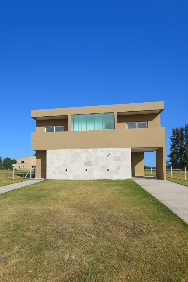 EXCELENTE PROPIEDAD DE 2 PLANTAS CON PISCINA Y MAJESTUOSO PARQUE EN CLUB DE CAMPO " LA VICTORIA POLO COUNTRY CLUB "- AREA 60