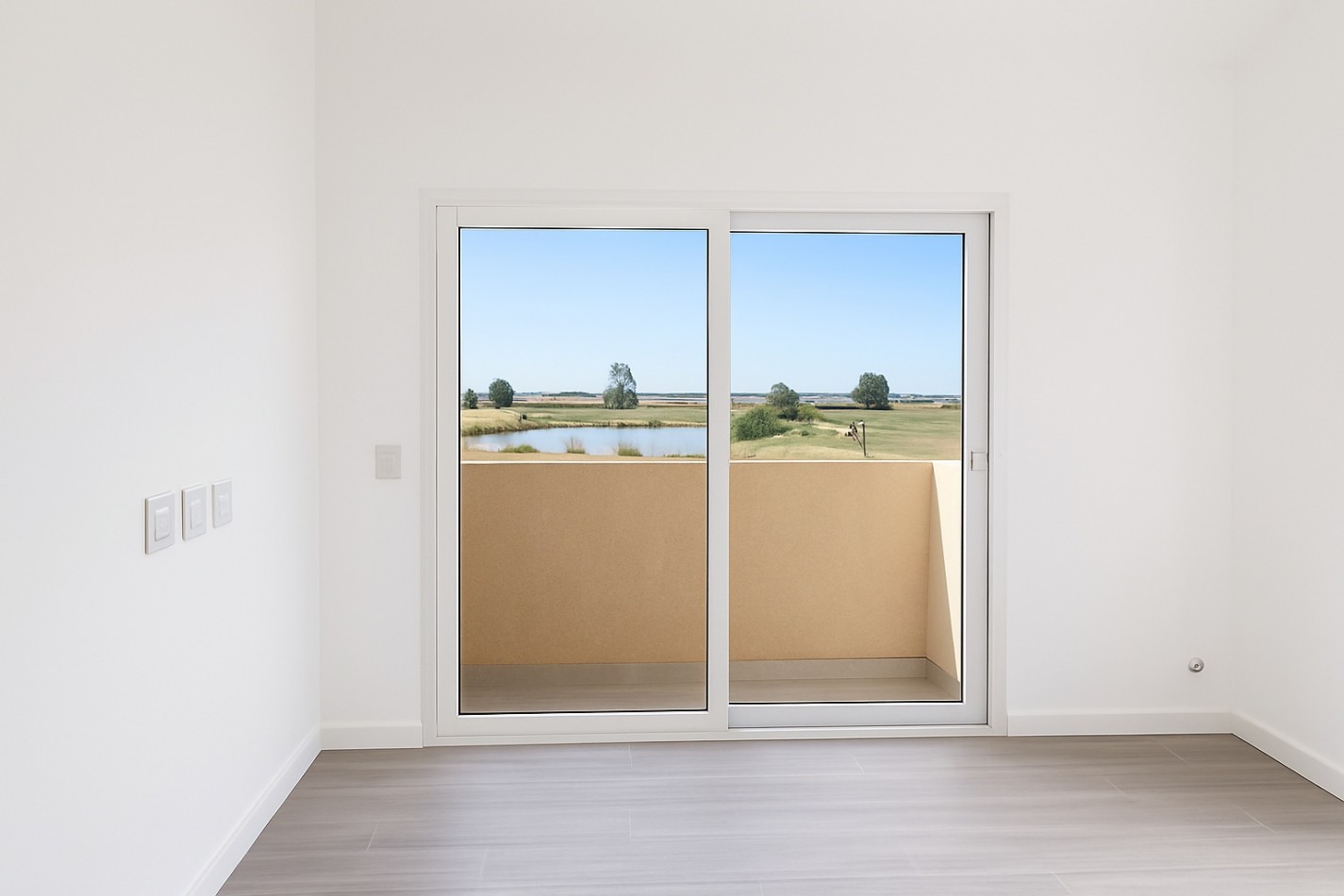 EXCELENTE PROPIEDAD DE 2 PLANTAS CON PISCINA Y MAJESTUOSO PARQUE EN CLUB DE CAMPO " LA VICTORIA POLO COUNTRY CLUB "- AREA 60