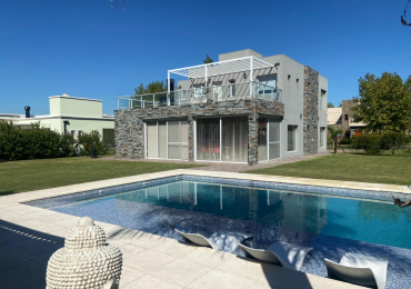 MAJESTUOSA RESIDENCIA DE 5 AMBIENTES EN VENTA EN EL CLUB DE CAMPO LA RESERVA ESCONDIDA - AREA 60